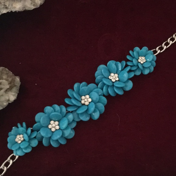 Flower Necklace with Fingerless Gloves - Picture 5 of 8